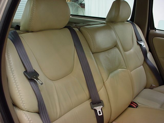 volvo_v70xc_rear_seat.jpg