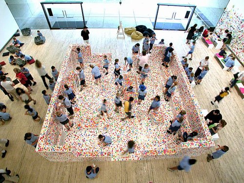 kusama_kids_qag_apt2002.jpg